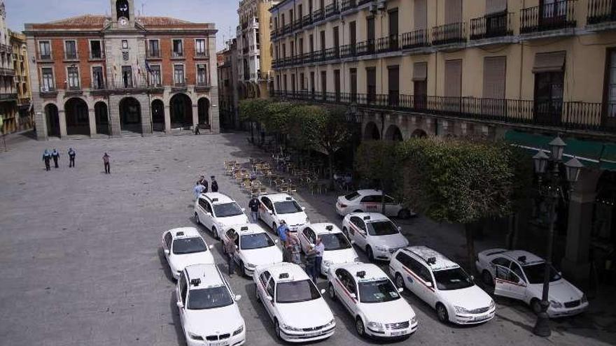 Taxis en la Plaza Mayor de Zamora.