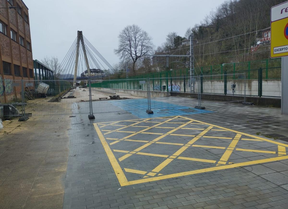 El nuevo acceso, en fase de ejecución, que llega hasta las inmediaciones de la estación de Sama. | M. Á. G