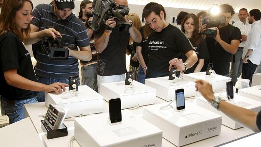 Varios cámaras captan imágenes de los nuevos teléfonos móviles de Apple, iPhone 3G que a partir de hoy se puede comprar en España.