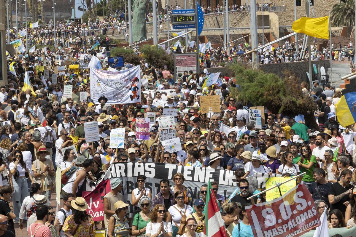 Manifestantes protestan contra el turismo en masa en Las Palmas de Gran Canarias. 