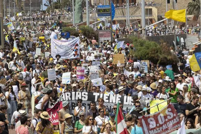 Las multitudinarias manifestaciones en Canarias contra el modelo turístico, en imágenes