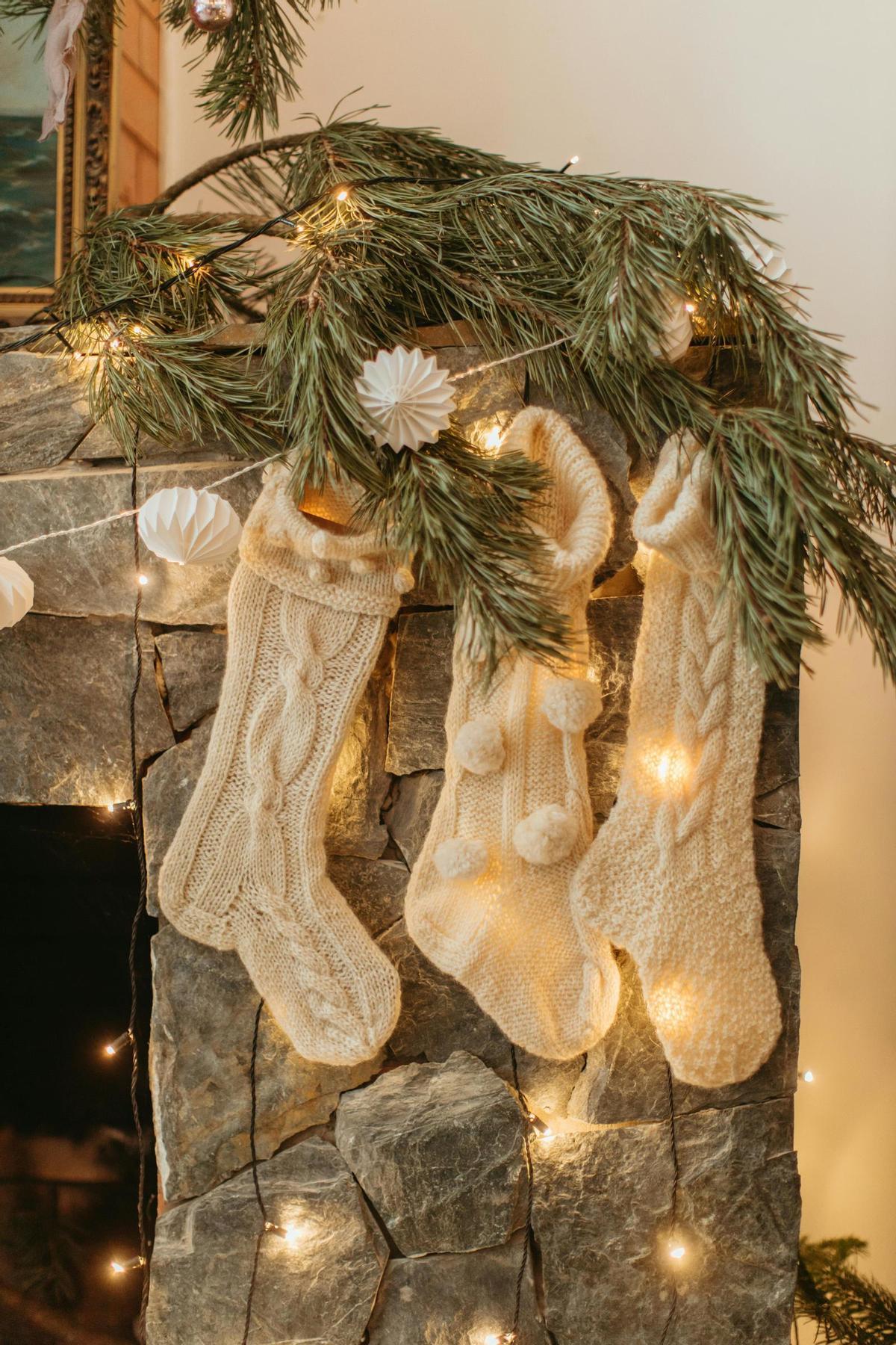 Añade calcetines en tonos beige o marrón para complementar, ya sea sobre la chimenea o sobre alguna estantería.