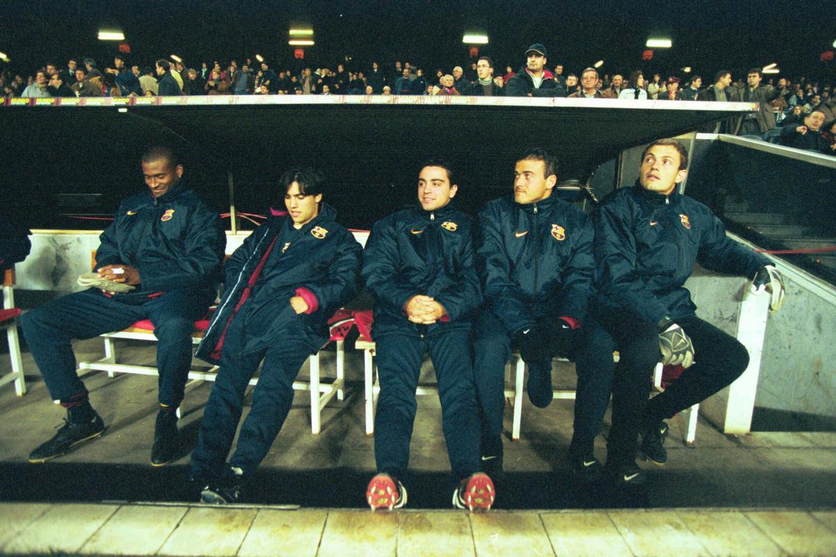 Mario junto a Bogarde, Xavi, Luis Enrique y Arnau, en el banquillo