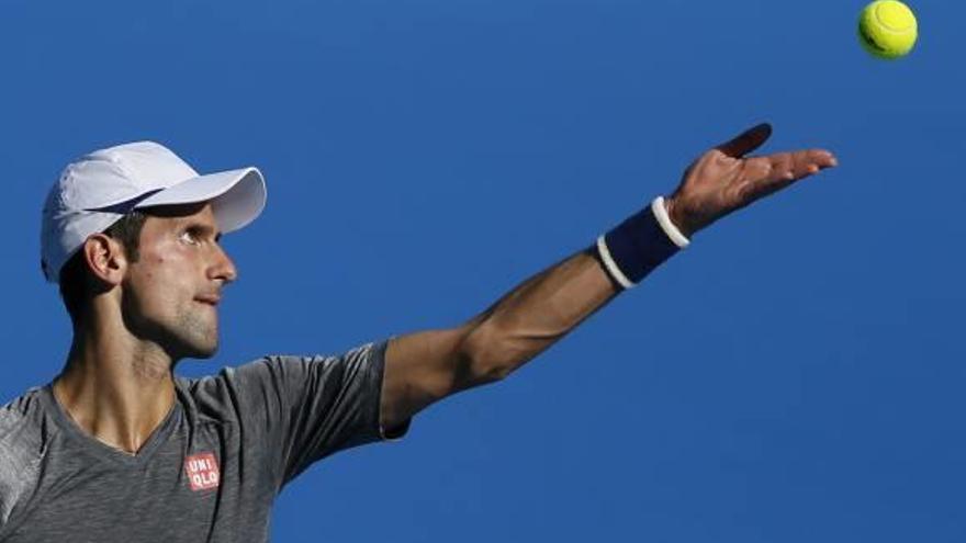 Novak Djokovic, vigente campeón del Abierto de Australia, se entrena ayer en el Melbourne Park.