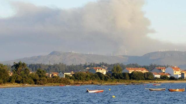 Vista del incendio desde el otro lado de la ría. // N.Parga