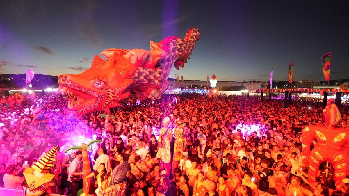 FOTOS | Elrow Mallorca XXL Winamax congrega a miles de personas en Son Fusteret