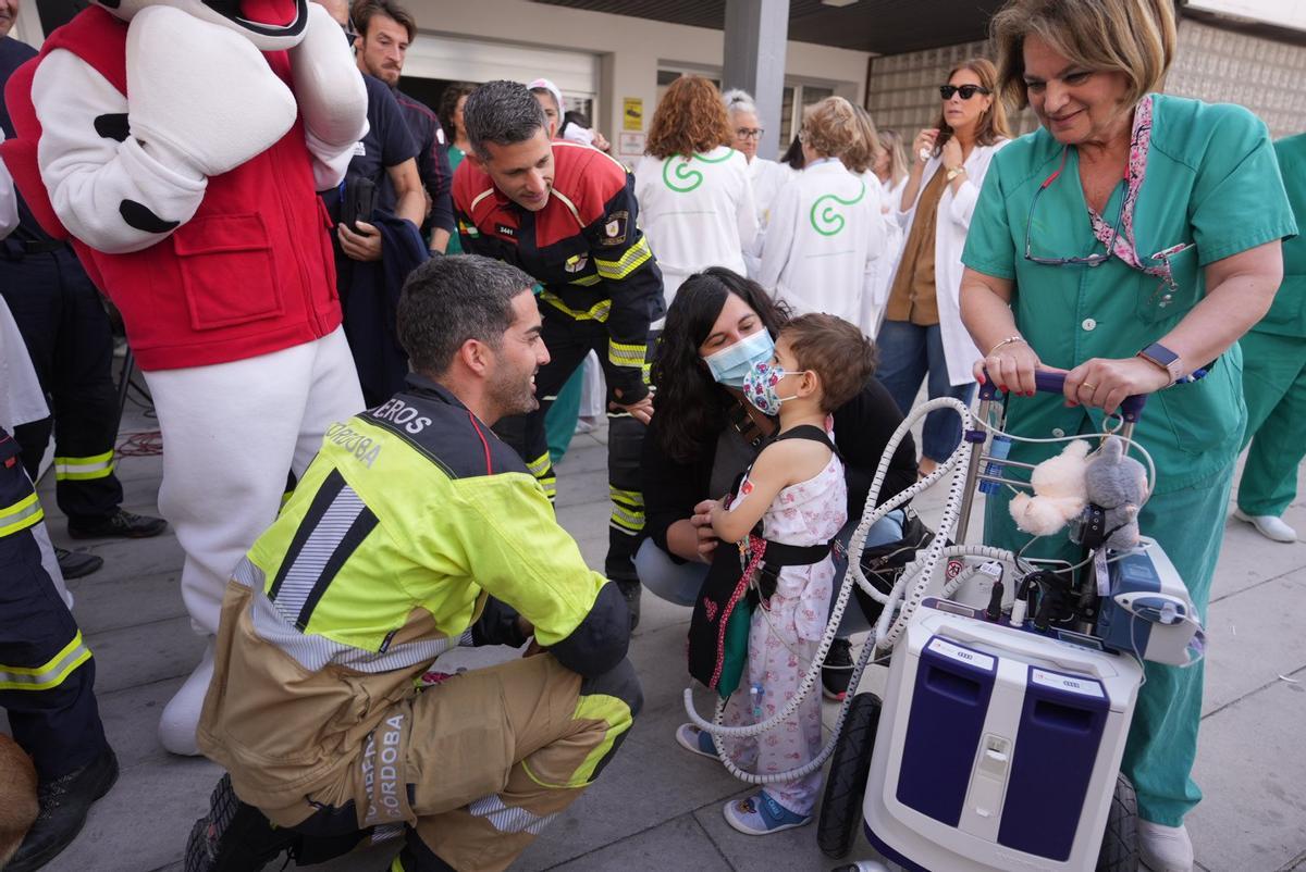 Bomberos con un niño hospitalizado en el Reina Sofía.