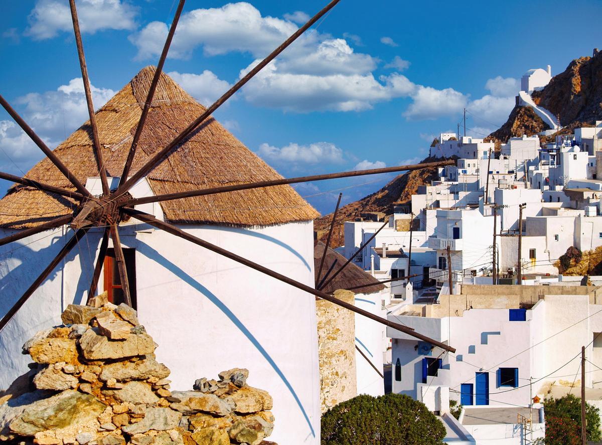 Los icónicos molinos de viento de Serifos están ubicados en la parte más alta de Chora y ofrecen una vista panorámica espectacular