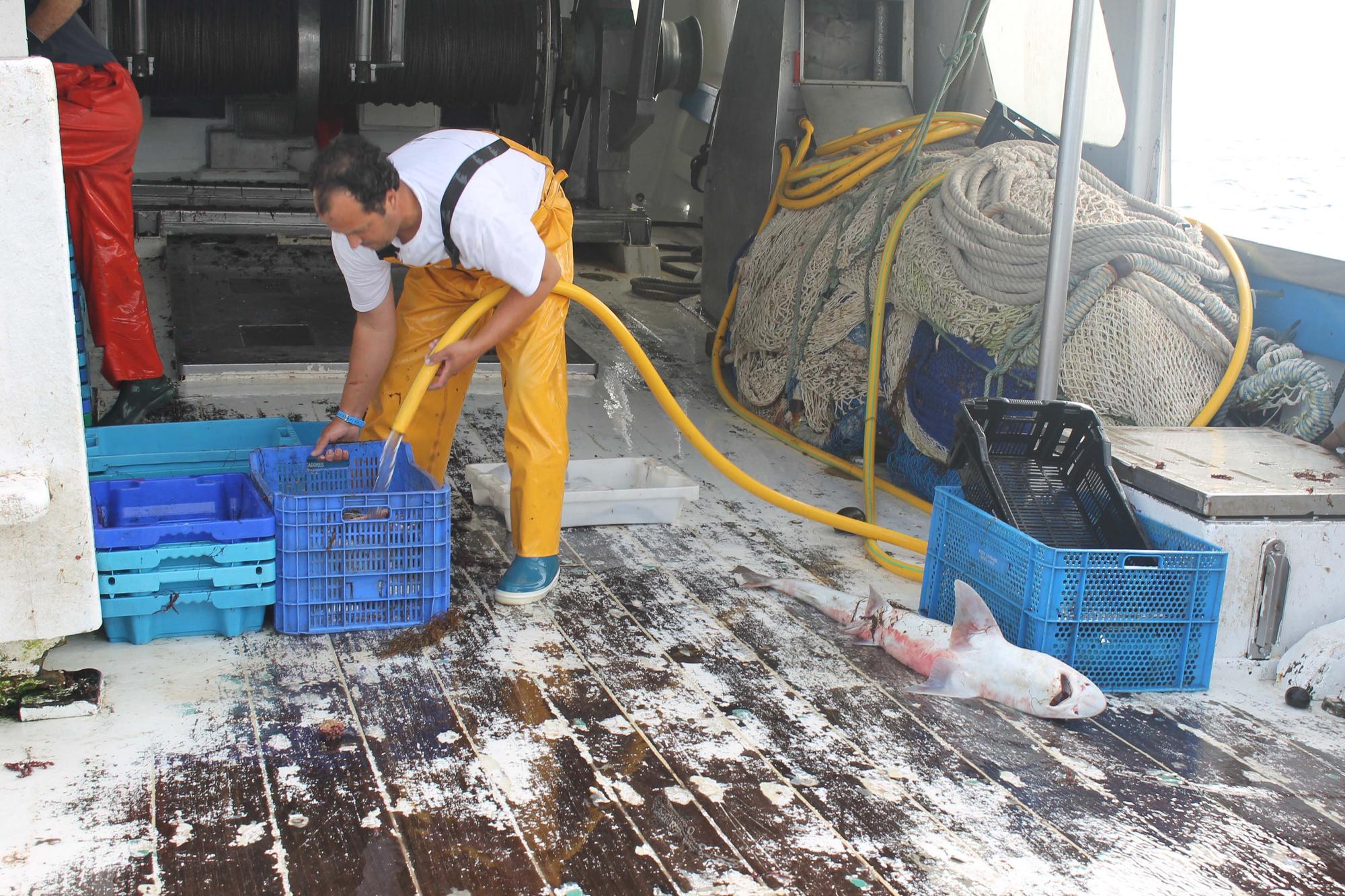 A bordo del ‘Charpat Segundo’, uno de los arrastreros convocados a la huelga contra la «criminalización» de la pesca y las medidas de la UE