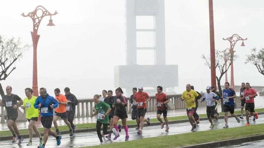 Los corredores, en el Paseo Marítimo durante la celebración de la Legua Solidaria el año pasado.