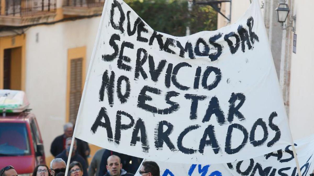 Los manifestantes suben hacia la sede municipal, en Dalt Vila.