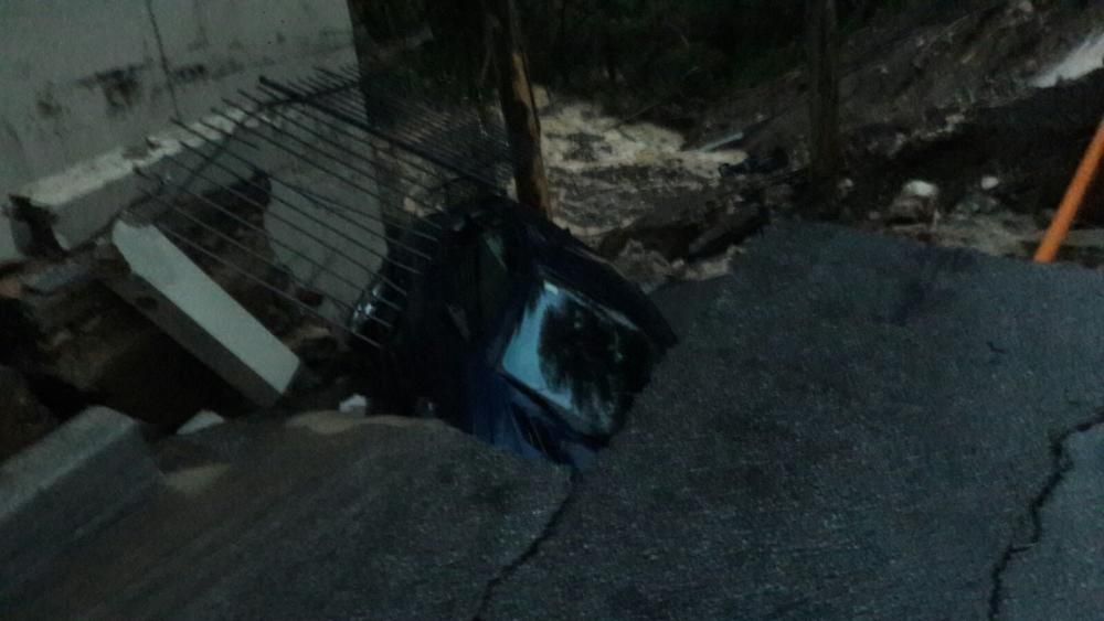 Una ladera se ha desprendido en la calle Flamencos, en la urbanización Cerrado del Calderón.