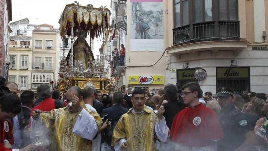 Numeroso público se dio cita en las inmediaciones de la parroquia de los Mártires para ver la salida de la Virgen de la Paz.