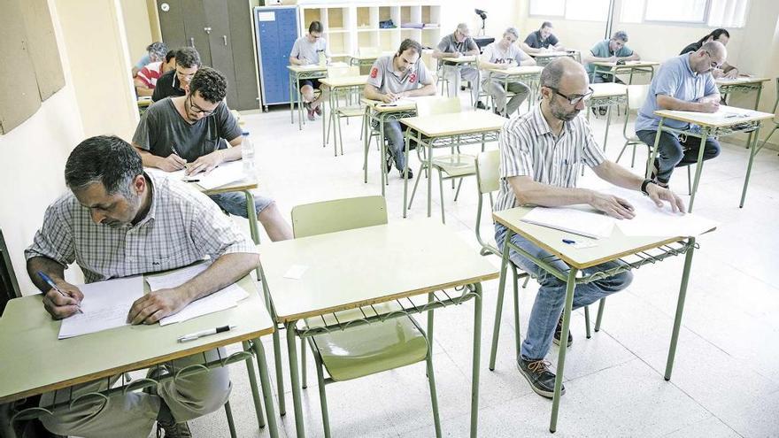 Opositores se examinan durante las pruebas el año pasado.