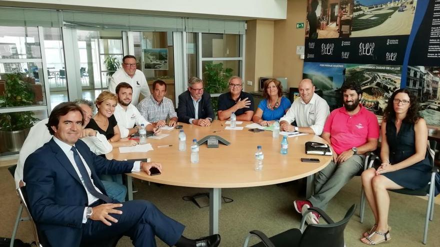 Representantes la FVCV, del Club Náutico Costa Blanca y Club de Regatas y una representación de Proyectos Temáticos de la CV.