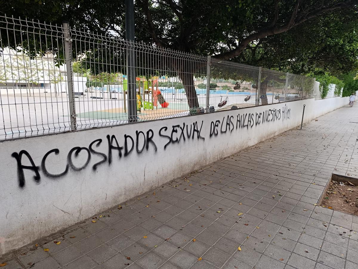 Pinatada en la fachada del centro educativo aparecida este miércoles.