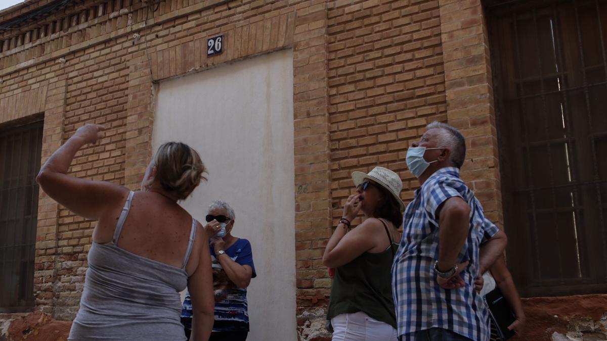 Vecinos han visitado esta mañana las casas en mal estado de Los Nietos.