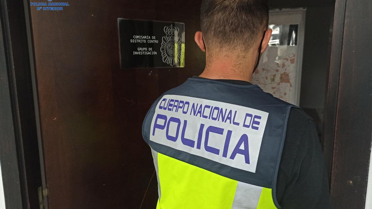 Un agente del Grupo de Investigación Centro de la Policía Nacional en Palma