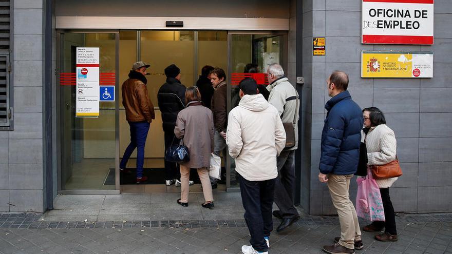 Varias personas acceden a una oficina de empleo en Madrid.