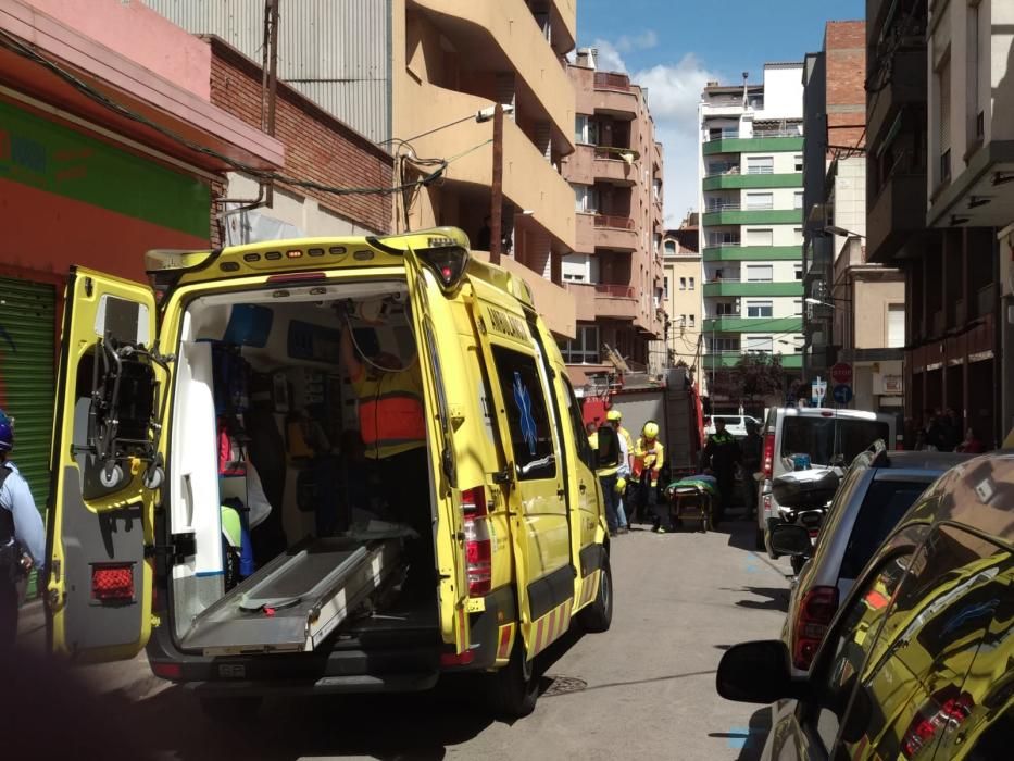 Dos paletes resulten ferits en cedir el sostre d'un local a Girona