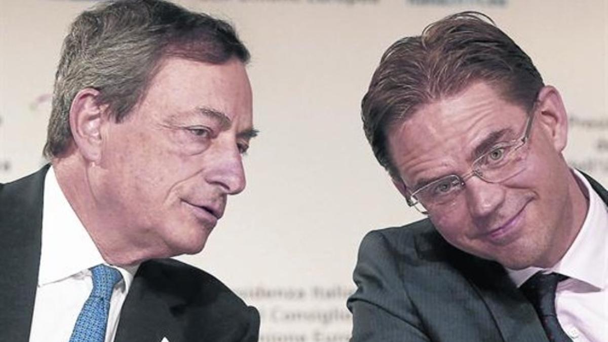 Mario Draghi, izquierda,y el comisario europeo Jyrki Katainen, el 12 de septiembre en Milán.