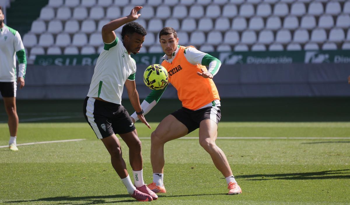 Dalisson y Adri Fuentes pugnan por el balón en un entrenamiento.