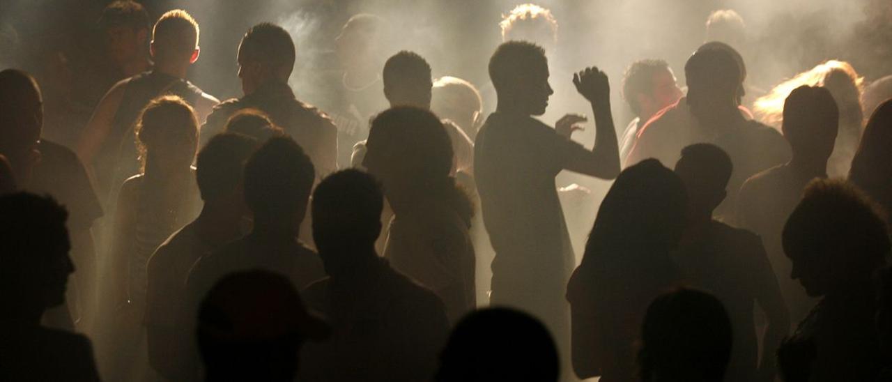 Jóvenes bailando en una discoteca.