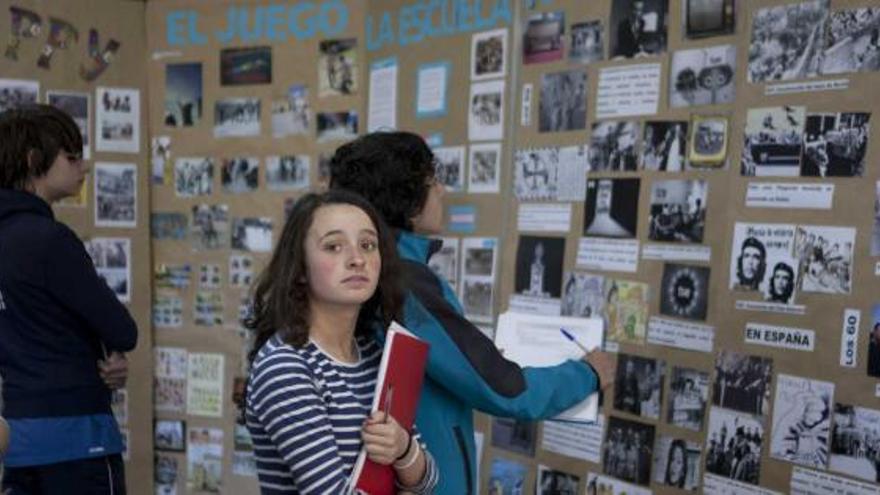 Un grupo de estudiantes visita la exposición del IES Jerónimo González.