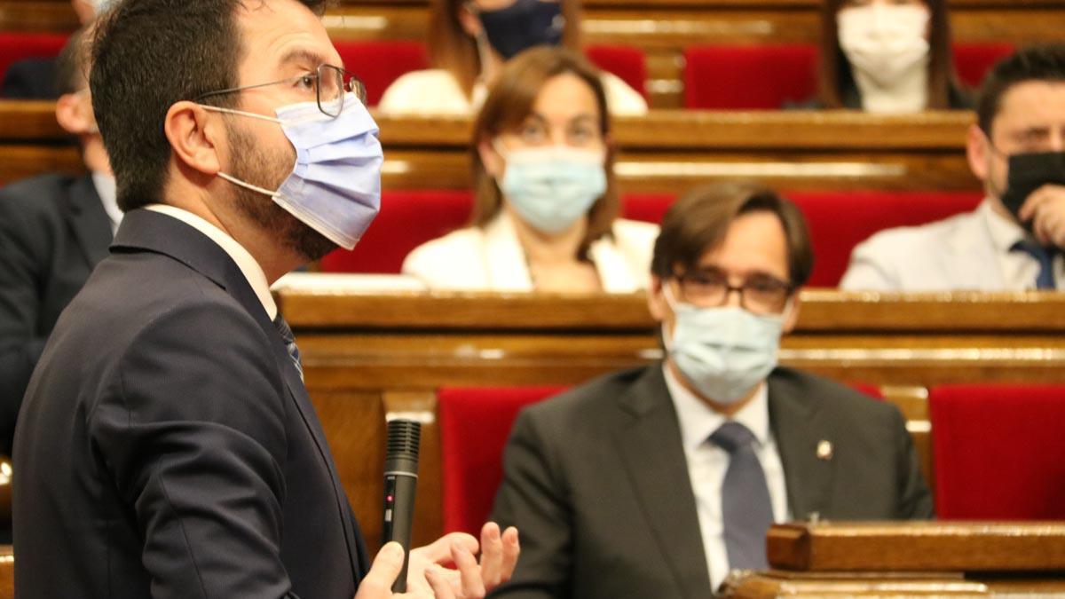 Pere Aragonès, con Salvador Illa al fondo, en el Parlament