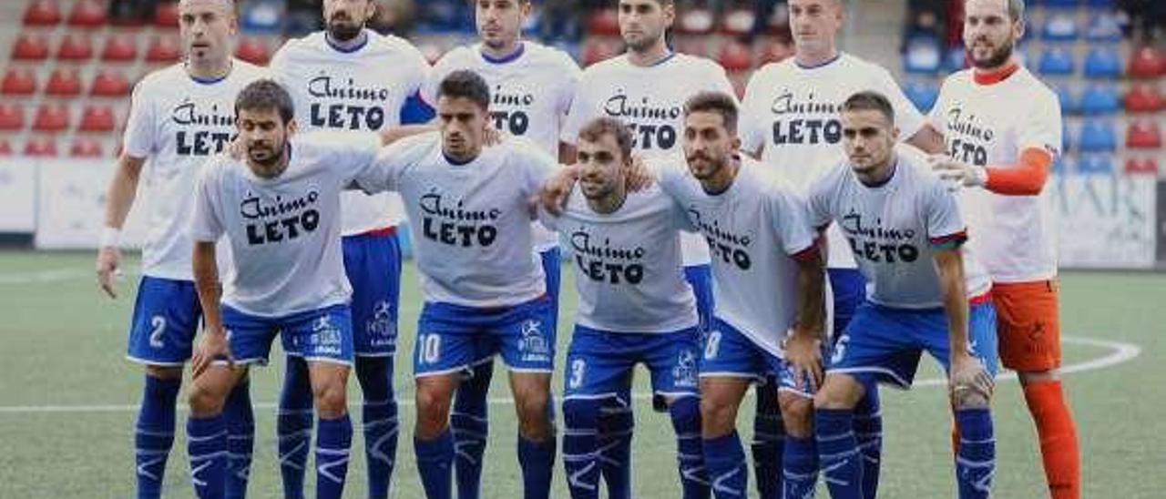 Los jugadores del Langreo que saltaron al campo en el último partido, con las camisetas de apoyo al defensa canario.