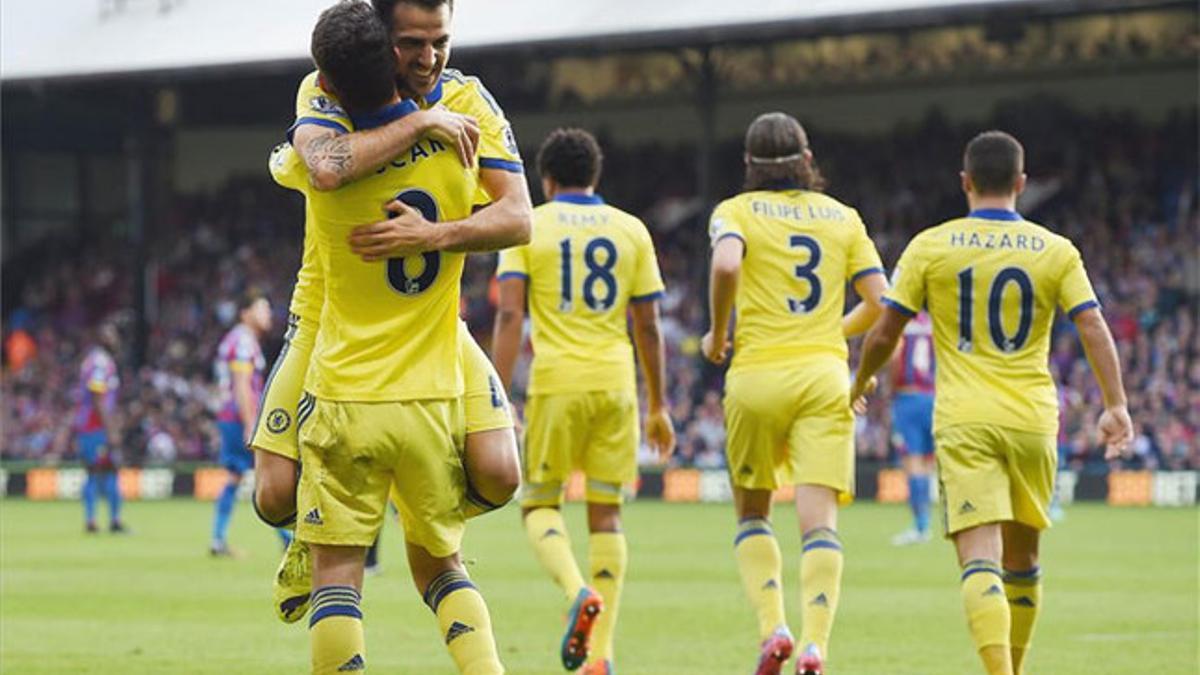 Cesc celebrando su gol junto a Oscar