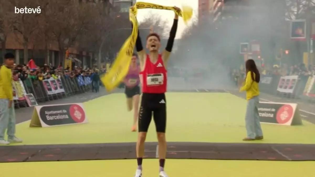 José Carlos Pinto cruza la línea de llegada de la Cursa del Nassos