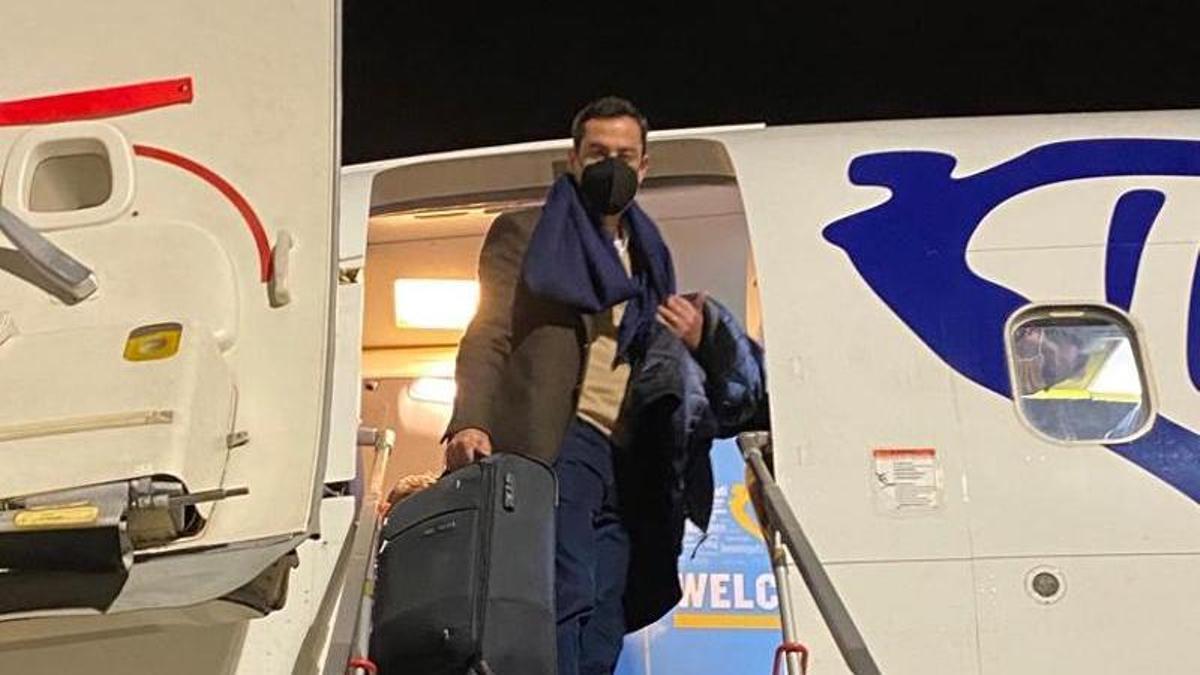 Juanma Moreno embarca en un avión de una aerolínea 'lowcost' para ir a Bruselas.