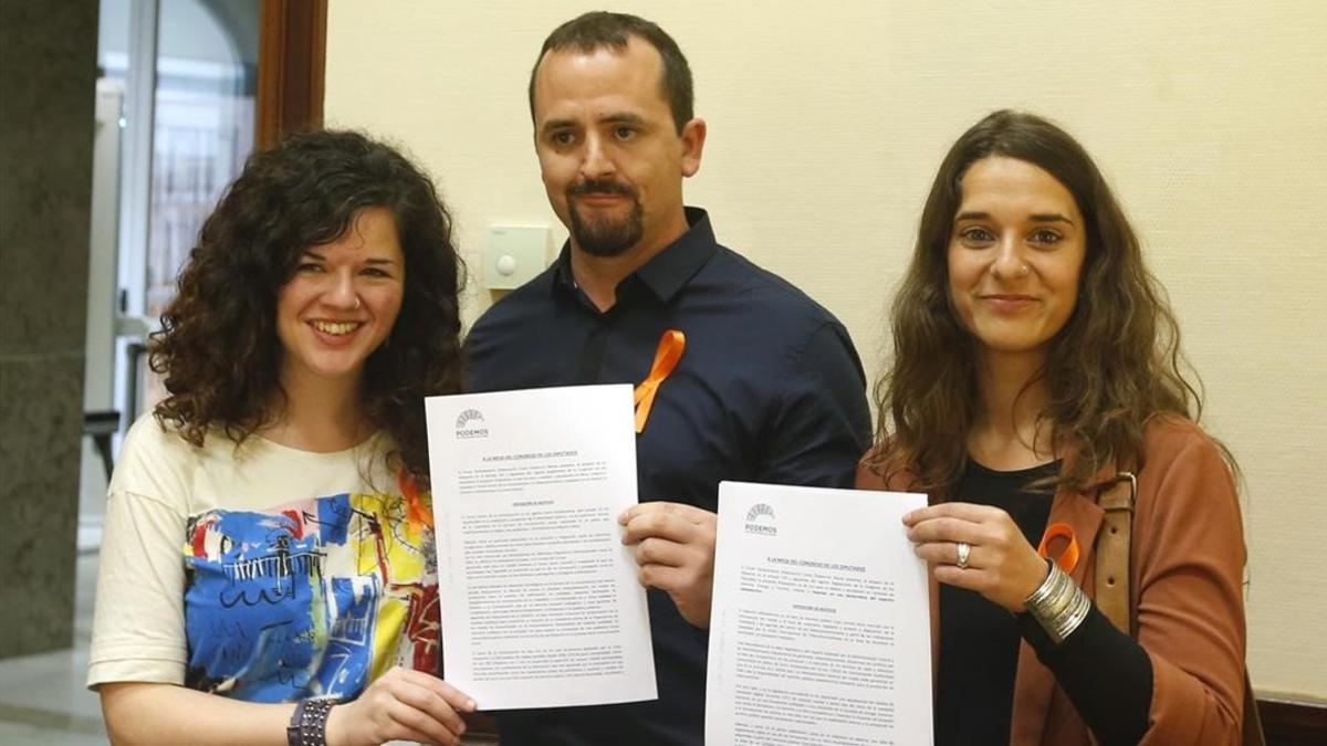 Los diputados de Podemos presentan las iniciativas sobre medios de comunicación en el Congreso.