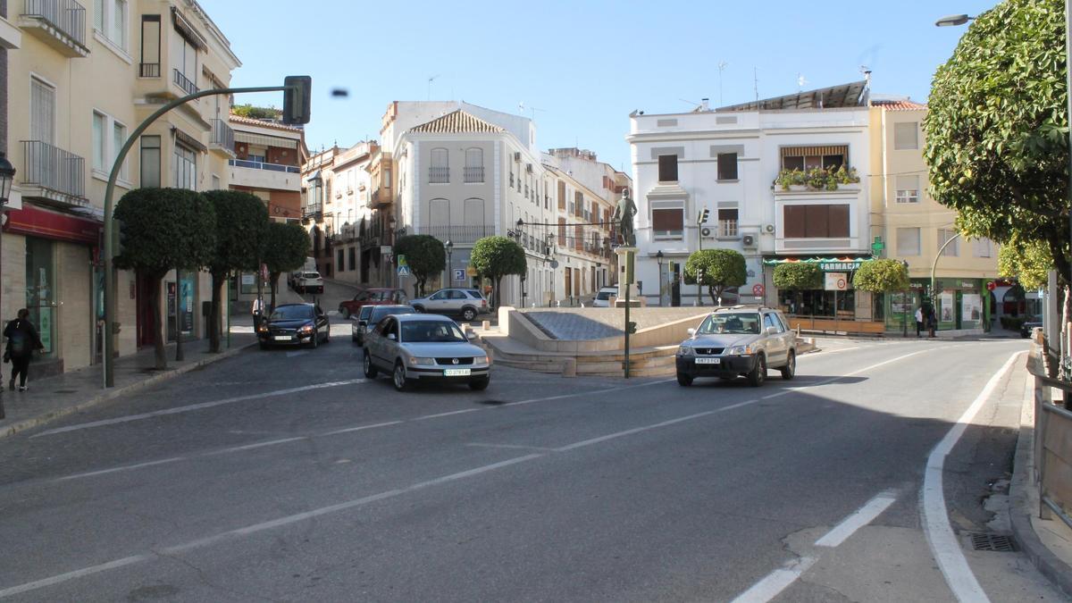 La N-432, a su paso por la Plaza de España de Baena.