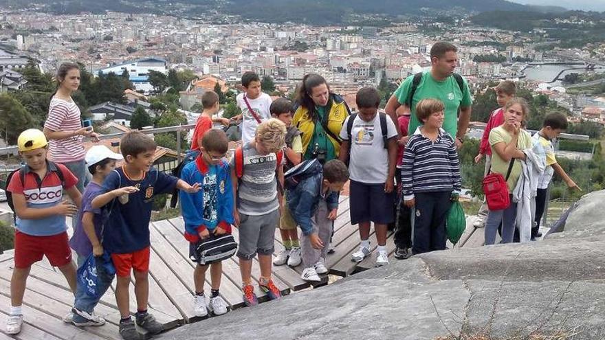 Una visita escolar al parque arqueológico de A Caeira.