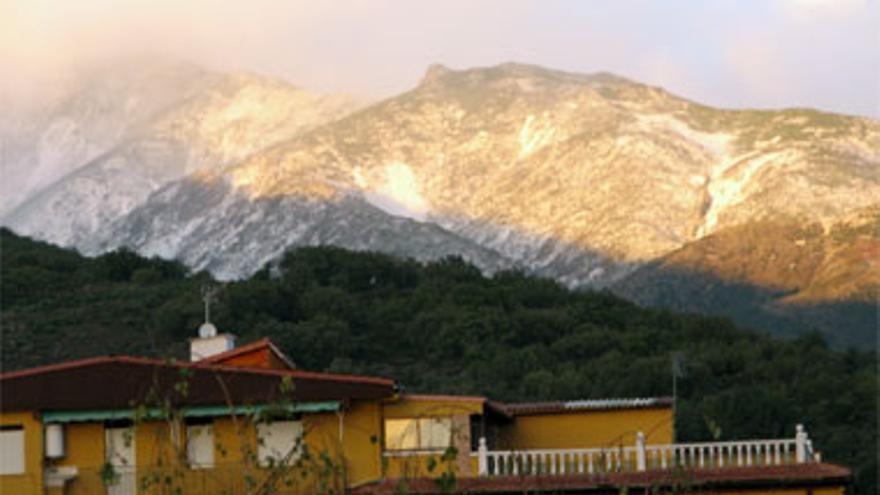 El descenso de las temperaturas deja los primeros copos de nieve en el norte de Cáceres