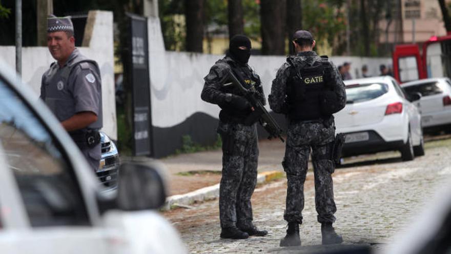 Cinco alumnos y un profesor mueren en un tiroteo en una escuela de Brasil