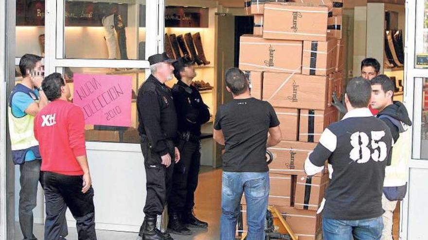 La intervención de los agentes de la Policía Nacional se llevó a cabo en tres almacenes de la avenida de Novelda que están regentados por ciudadanos de nacionalidad china.