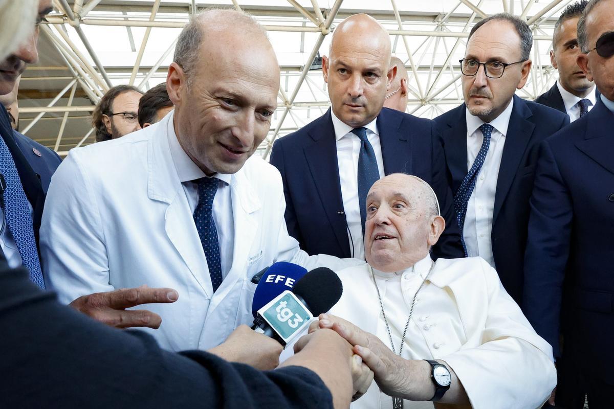 El Papa sale del hospital tras ser operado de una hernia abdominal