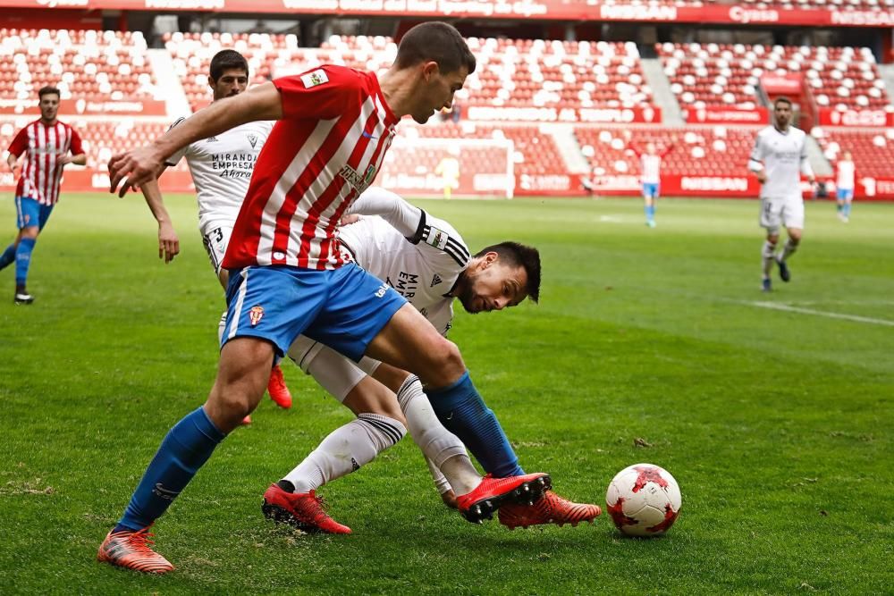 El partido entre el Sporting B y el Mirandés, en imágenes