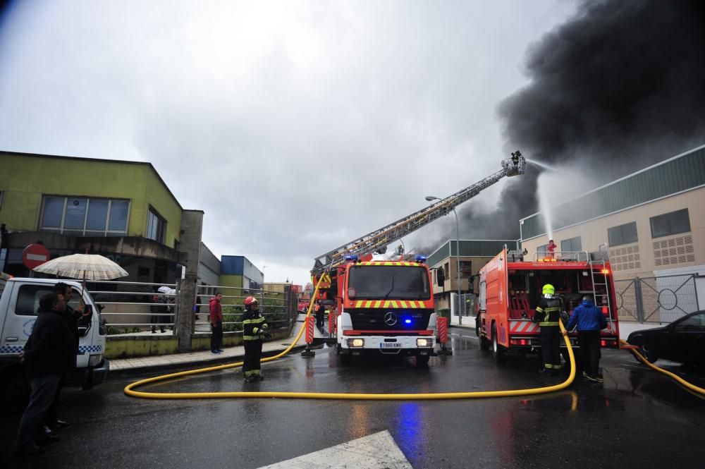 Esta es la estampa que ha dejado el incendio en una nave de Vilagarcía. // Iñaki Abella