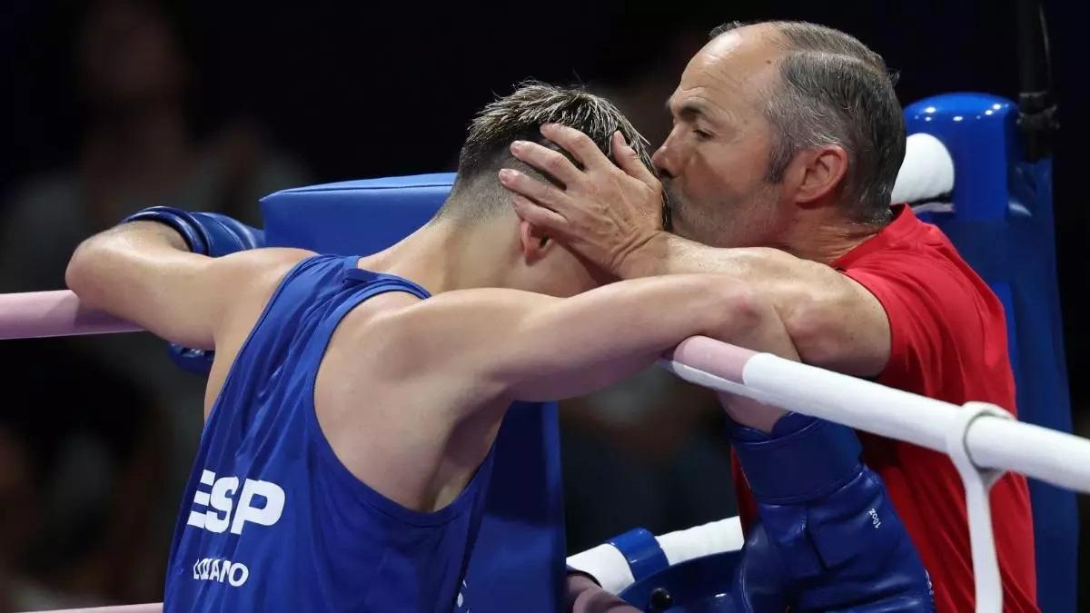 Rafa Lozano Muñoz besa a su hijo, Rafa Lozano Serrano, tras un combate.