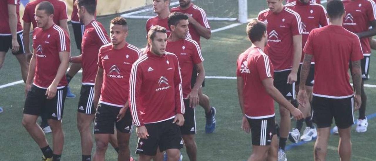 Los jugadores del Celta, al inicio de un entrenamiento celebrado recientemente en las instalaciones deportivas de A Madroa. // Adrián Irago