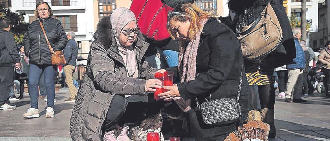 Vecinos depositan velas y flores en la Plaza Alta de Algeciras donde fue asesinado Diego Valencia, sacristán de La Palma.