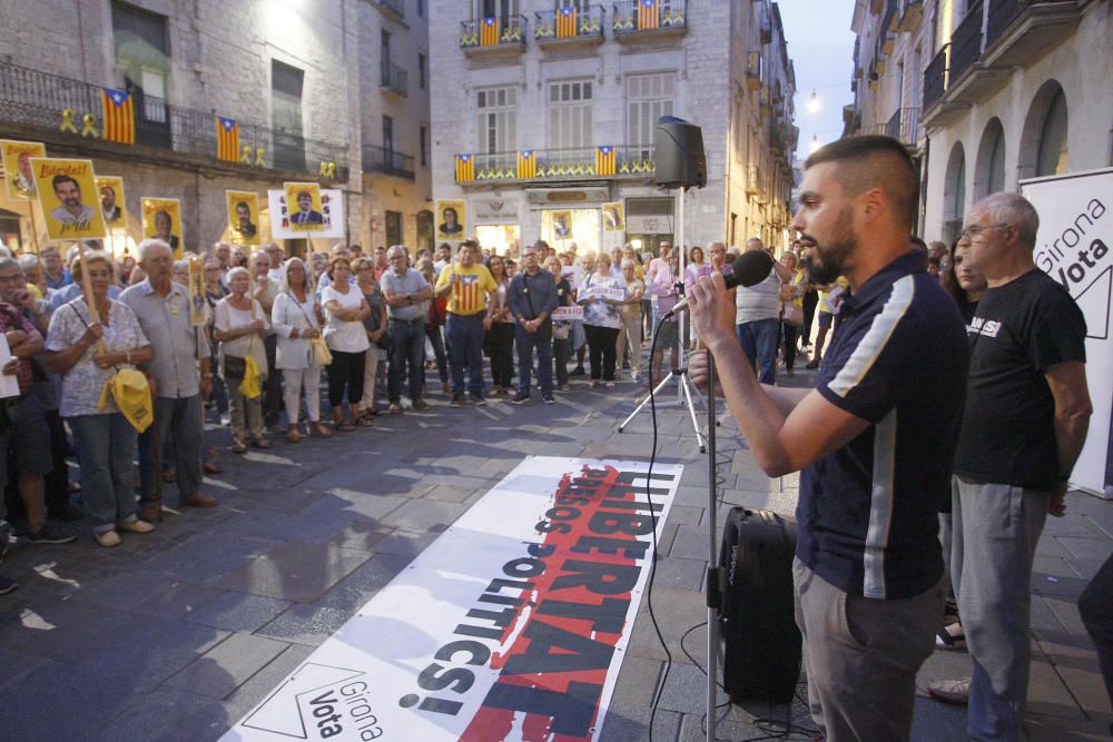 Cent dilluns reclamant la llibertat dels polítics presos a la plaça del Vi