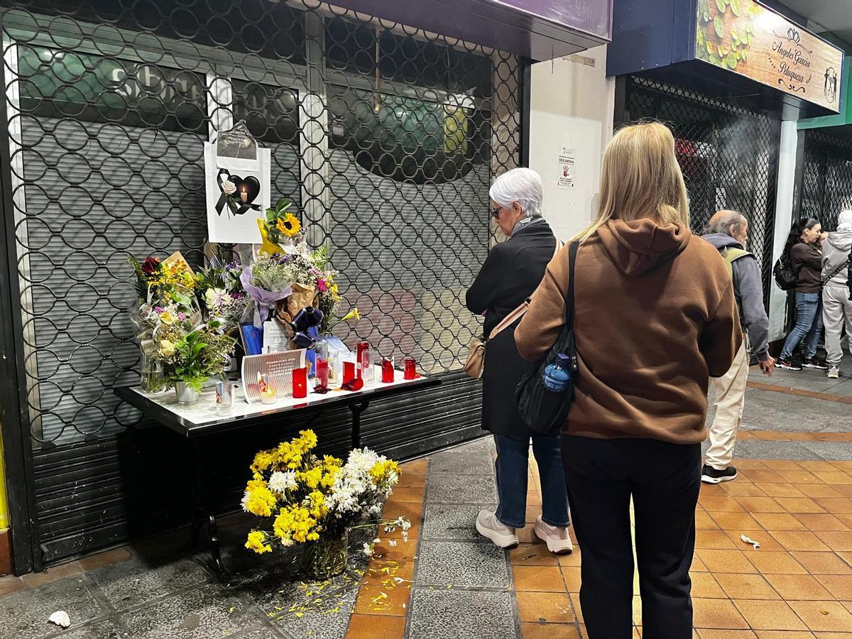 Altar en honor a Vicente Reyes en el pasaje comercial de Schamann donde se encuentra su negocio.