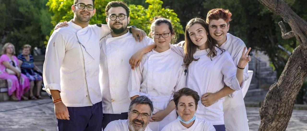 Juan Cladera y Natalia de Miguel, agachados, con compañeros de clase.