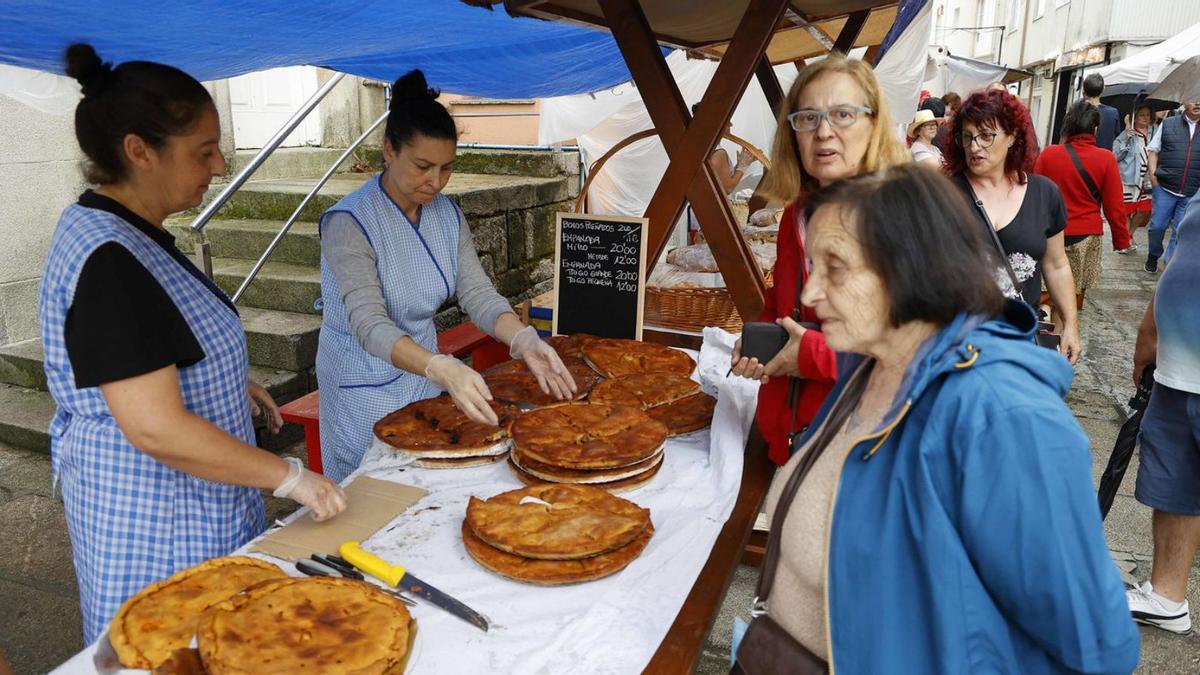 En la feria se ofrecieron productos típicos de la gastronomía gallega, como la empanada.   // PABLO HERNÁNDEZ GAMARRA