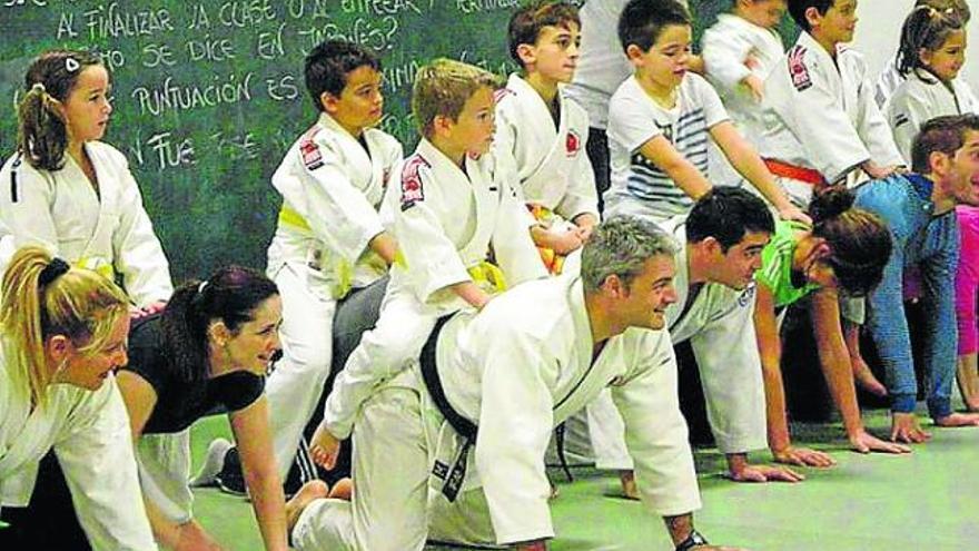 Padres e hijos practican judo en el Ozone.